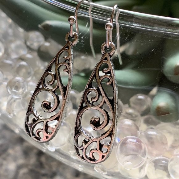 Jewelry - Boho silver swirls teardrop dangle earring